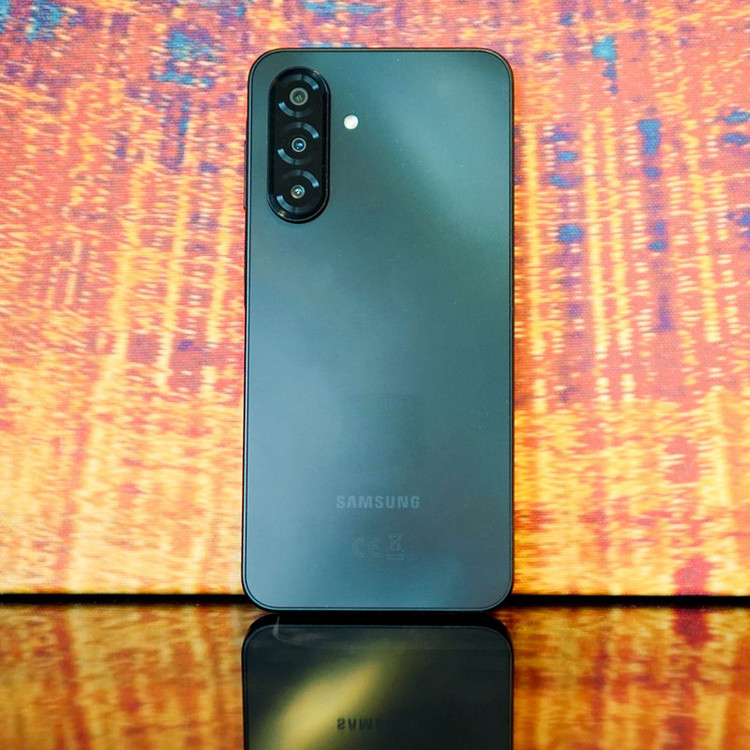 گوشی موبایل سامسونگ مدل Galaxy A17 4G دو سیم کارت ظرفیت 128 گیگابایت و رم 4 گیگابایت - به همراه شارژر 25 وات سامسونگ