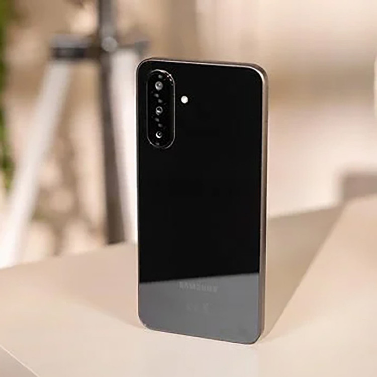 گوشی موبایل سامسونگ مدل Galaxy A26 دو سیم کارت ظرفیت 256 گیگابایت و رم 8 گیگابایت - ویتنام - به همراه شارژر 25 وات سامسونگ، 2 عدد قاب و 1 عدد محافظ صفحه نمایش