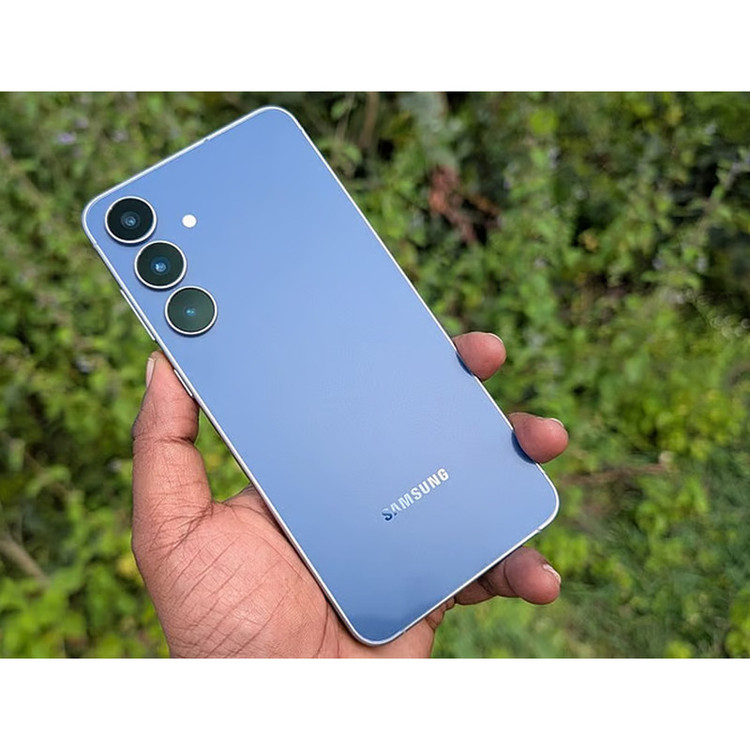 گوشی موبایل سامسونگ مدل Galaxy S25 FE دو سیم کارت ظرفیت 256 گیگابایت و رم 8 گیگابایت - ویتنام - به همراه شارژر 45 وات سامسونگ، 2 عدد قاب و 1 عدد محافظ صفحه نمایش