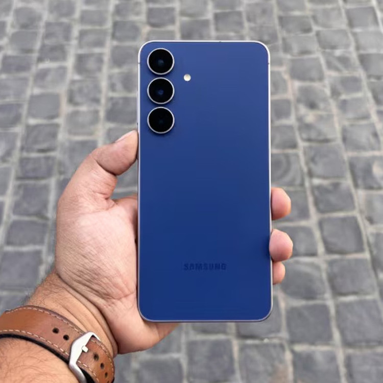 گوشی موبایل سامسونگ مدل Galaxy S25 FE دو سیم کارت ظرفیت 256 گیگابایت و رم 8 گیگابایت - ویتنام - به همراه شارژر 45 وات سامسونگ، 2 عدد قاب و 1 عدد محافظ صفحه نمایش