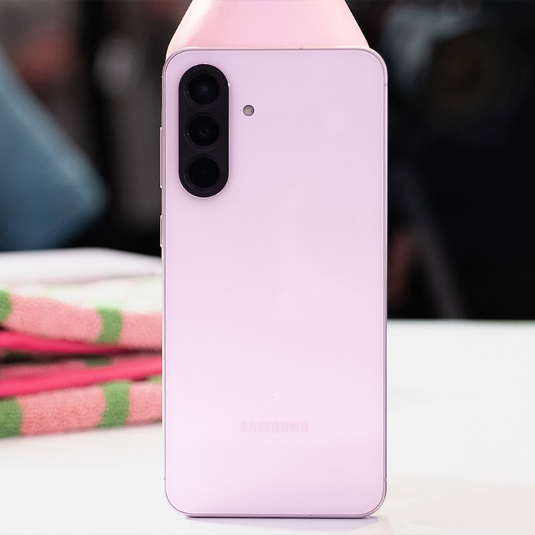 گوشی موبایل سامسونگ مدل Galaxy A56 دو سیم کارت ظرفیت 256 گیگابایت و رم 8 گیگابایت - ویتنام - به همراه شارژر 45 وات سامسونگ، 2 عدد قاب و 1 عدد محافظ صفحه نمایش