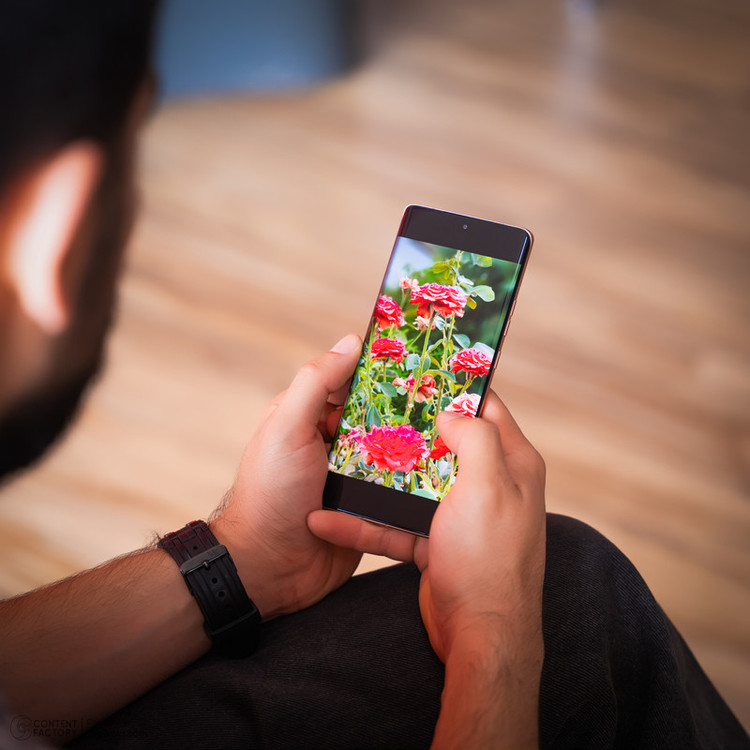 گوشی موبایل موتورولا مدل Edge 50 دو سیم کارت ظرفیت 512 گیگابایت و رم 12 گیگابایت - به همراه هدیه هدفون بلوتوثی موتورولا مدل Moto Buds