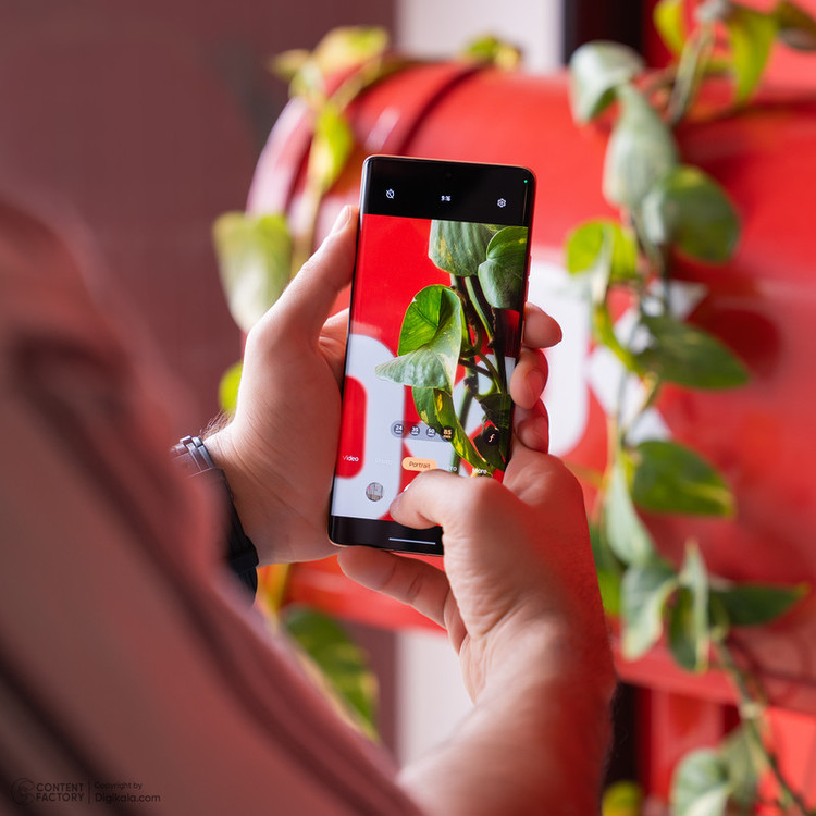 گوشی موبایل موتورولا مدل Edge 50 دو سیم کارت ظرفیت 512 گیگابایت و رم 12 گیگابایت - به همراه هدیه هدفون بلوتوثی موتورولا مدل Moto Buds